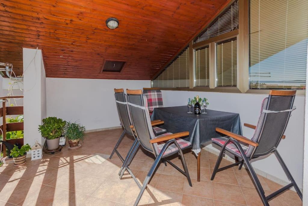 Apartment Roko - Up To 4 People With Free Parking Zára Kültér fotó