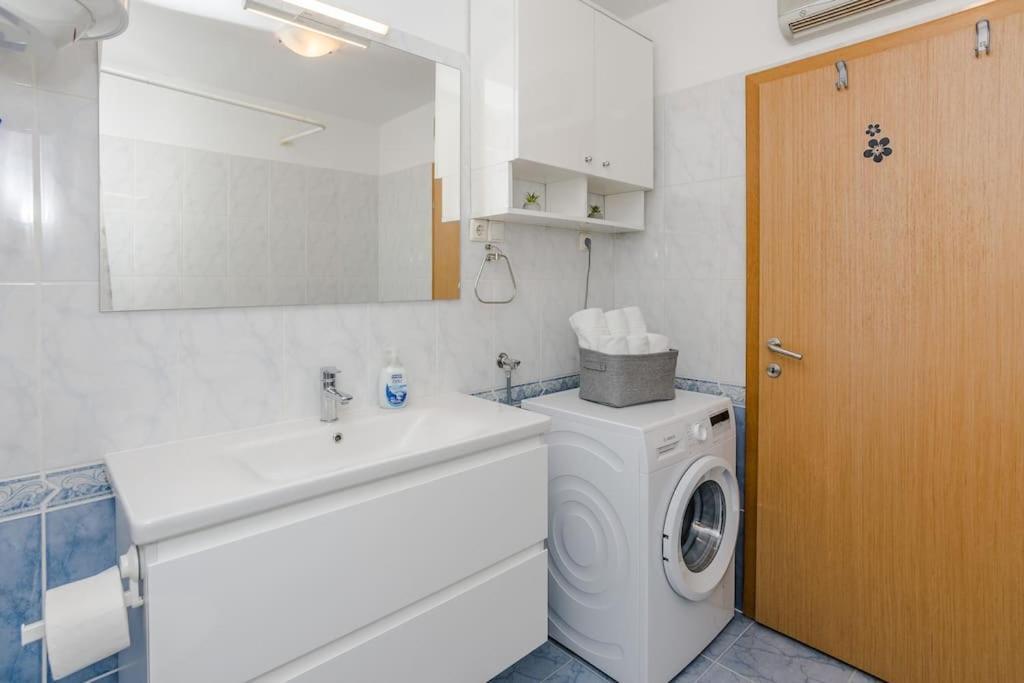 Apartment Roko - Up To 4 People With Free Parking Zára Kültér fotó